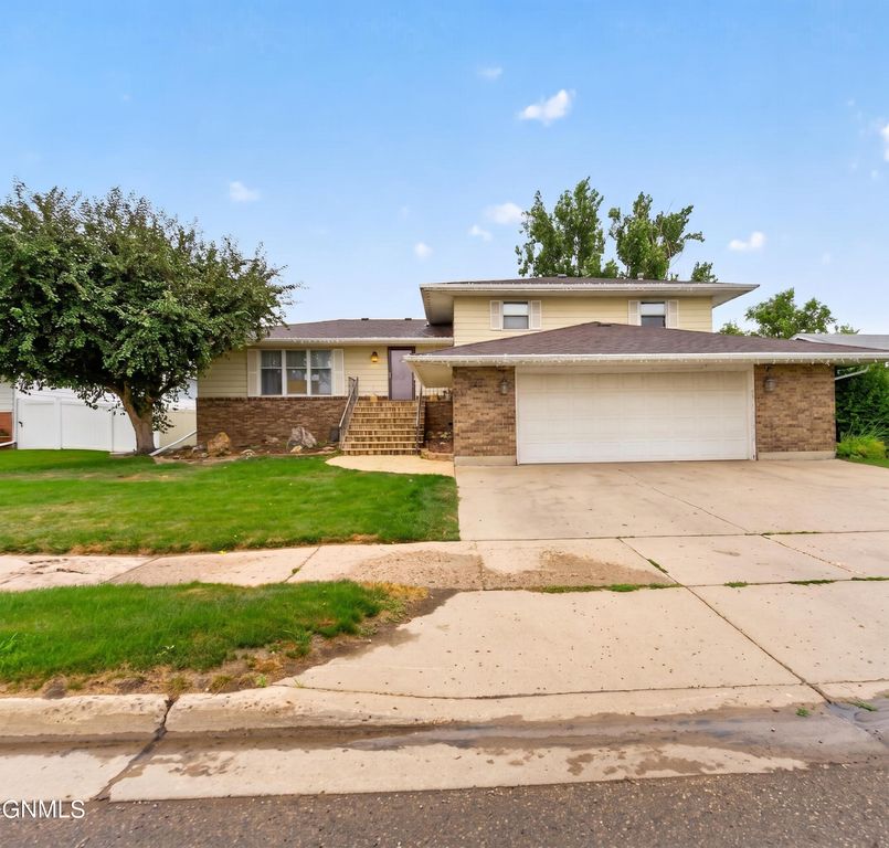 720 11th Street W, Williston, ND 58801 photo 2