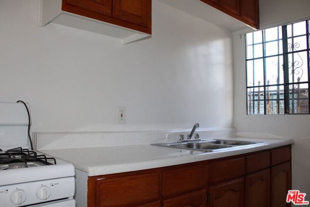 6340 10th Avenue 6404, Los Angeles, CA 90043