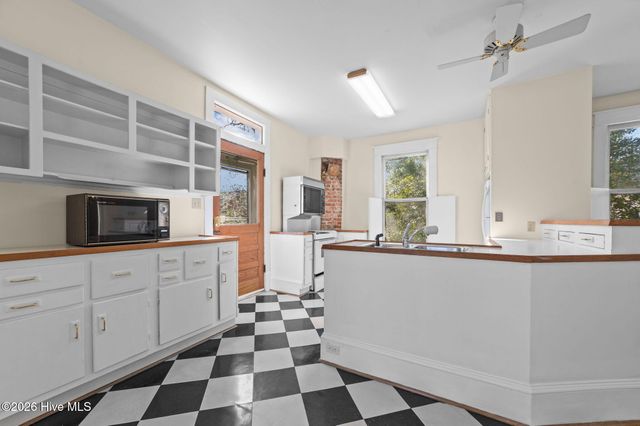 1305 N Market Street, Washington, NC 27889