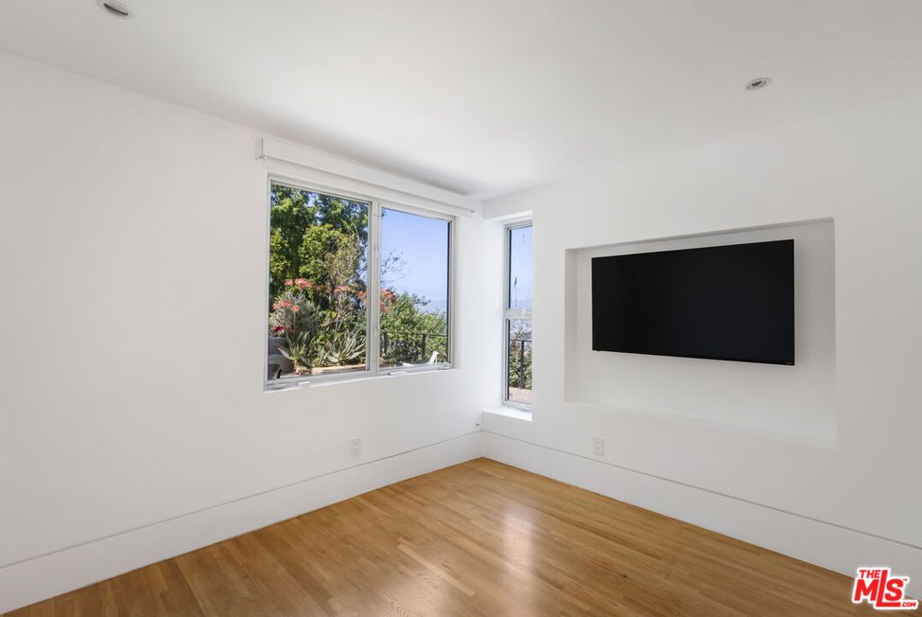 Image 23 of property listing at 631 CROSS Avenue, Los Angeles, CA 90065