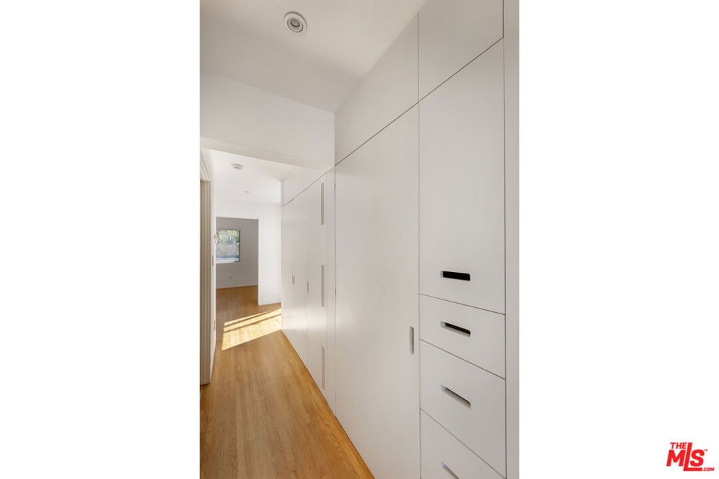 Image 26 of property listing at 631 CROSS Avenue, Los Angeles, CA 90065