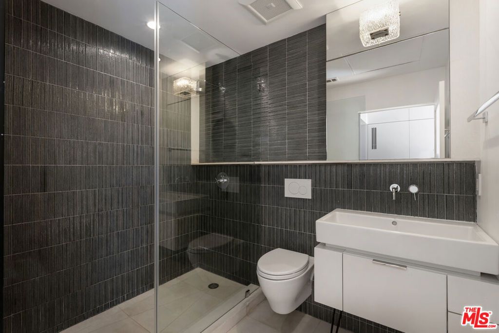 Image 27 of property listing at 631 CROSS Avenue, Los Angeles, CA 90065