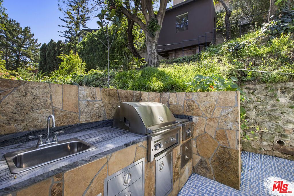 Image 32 of property listing at 631 CROSS Avenue, Los Angeles, CA 90065