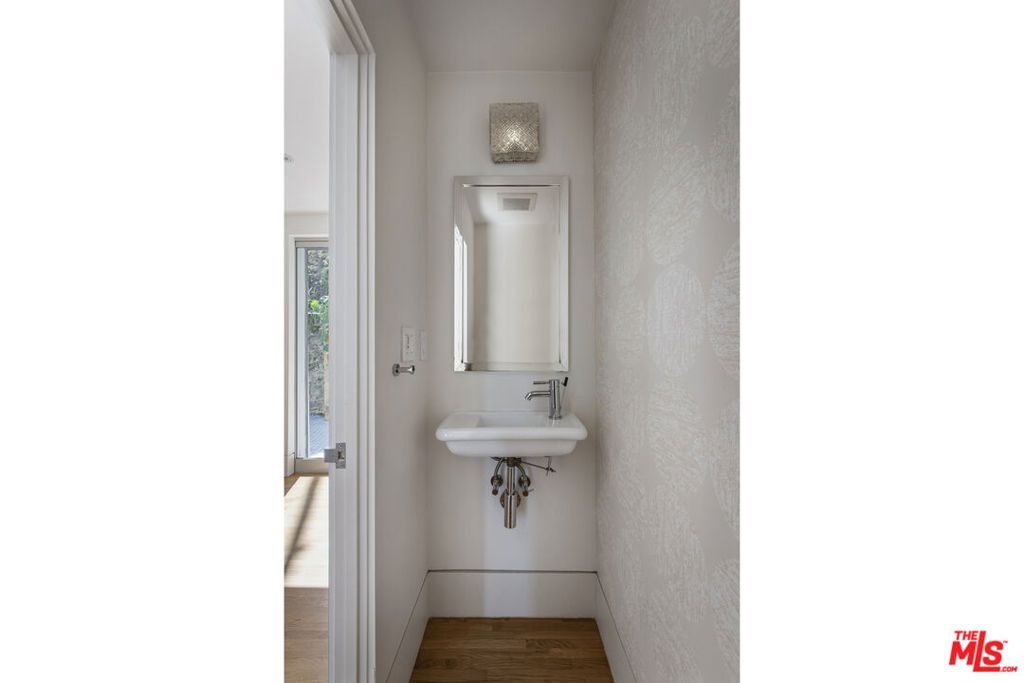 Image 33 of property listing at 631 CROSS Avenue, Los Angeles, CA 90065