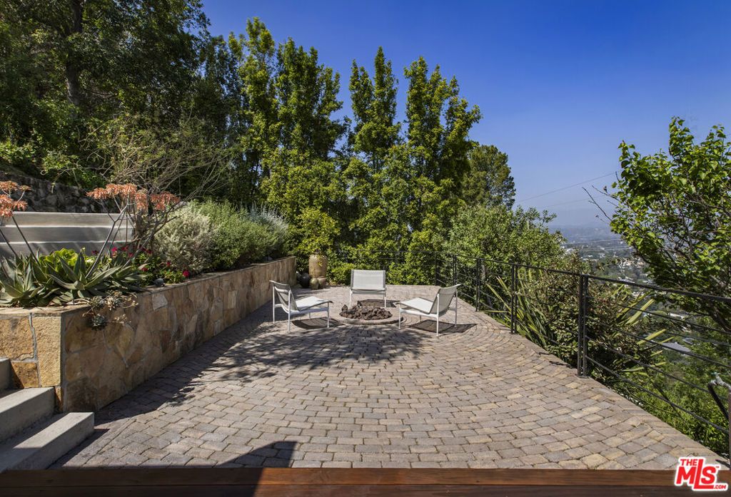 Image 35 of property listing at 631 CROSS Avenue, Los Angeles, CA 90065