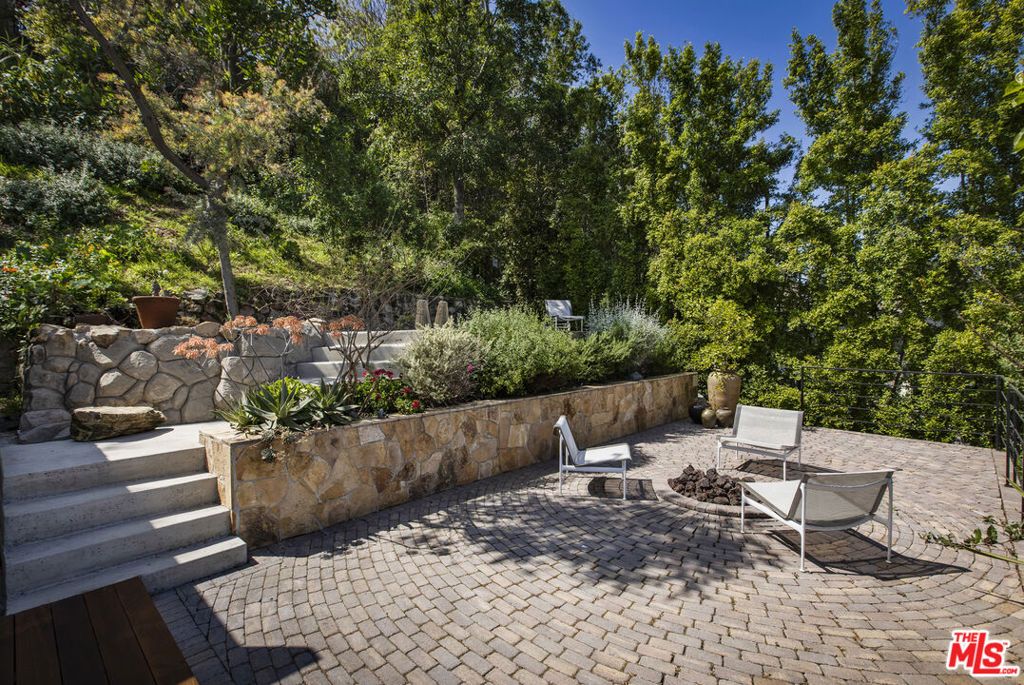 Image 38 of property listing at 631 CROSS Avenue, Los Angeles, CA 90065