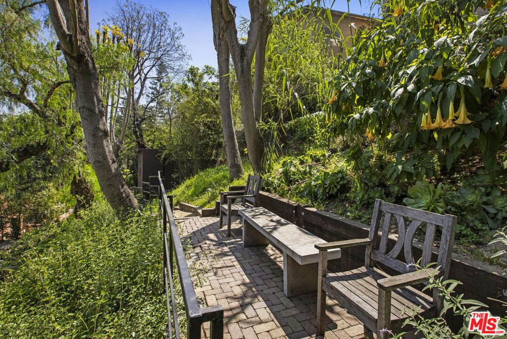 Image 42 of property listing at 631 CROSS Avenue, Los Angeles, CA 90065