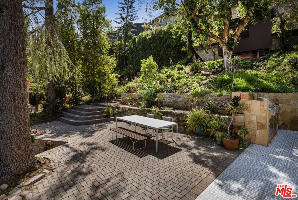 Image 5 of property listing at 631 CROSS Avenue, Los Angeles, CA 90065