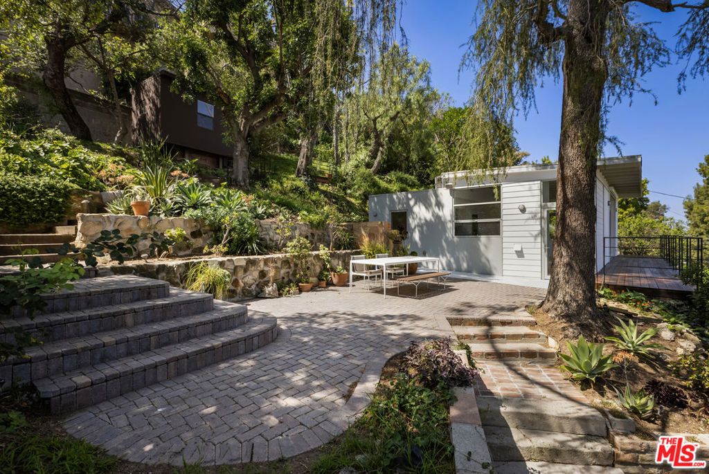 Image 6 of property listing at 631 CROSS Avenue, Los Angeles, CA 90065