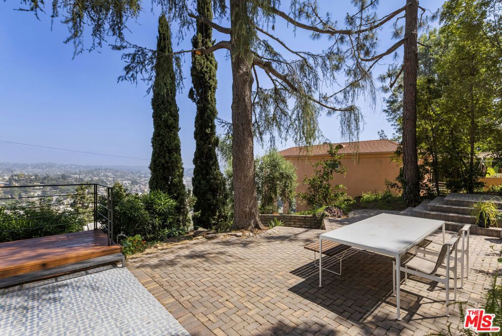 Image 8 of property listing at 631 CROSS Avenue, Los Angeles, CA 90065