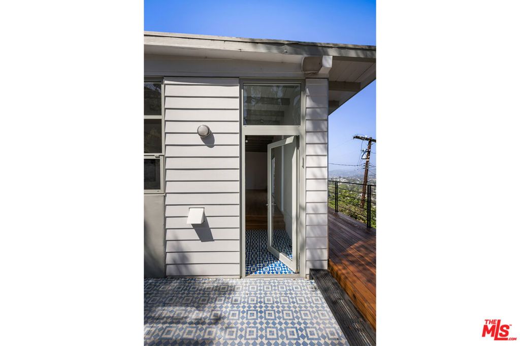 Image 9 of property listing at 631 CROSS Avenue, Los Angeles, CA 90065