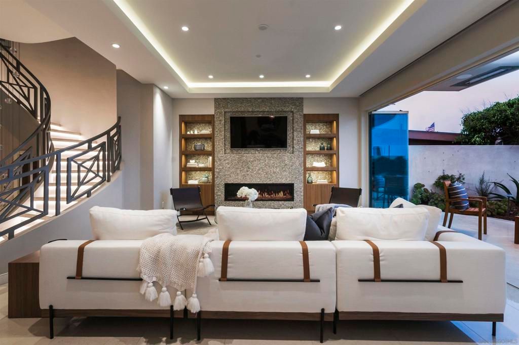 Image 4 of property listing at 824 Neptune Ave, Encinitas, CA 92024
