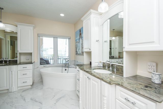 313 Harborside Circle, Kemah, TX 77565