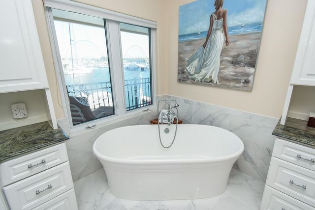 313 Harborside Circle, Kemah, TX 77565