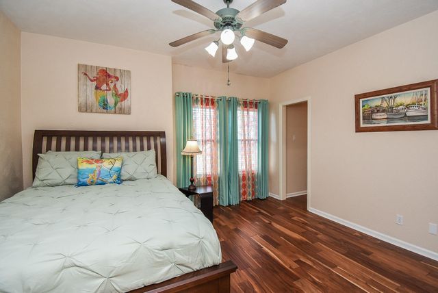 313 Harborside Circle, Kemah, TX 77565