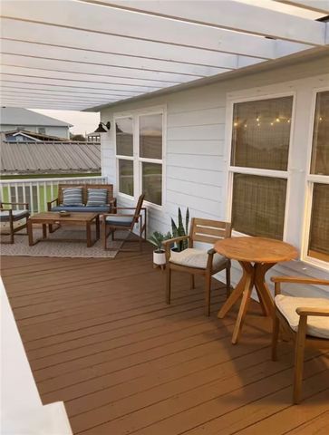 811 S Austin St, Rockport, TX 78382