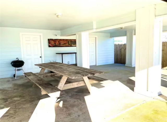 811 S Austin St, Rockport, TX 78382