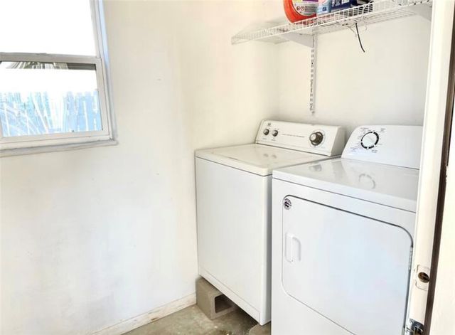 811 S Austin St, Rockport, TX 78382