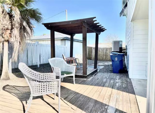 811 S Austin St, Rockport, TX 78382