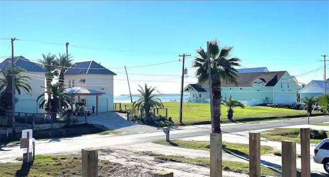 811 S Austin St, Rockport, TX 78382