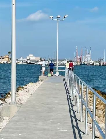 811 S Austin St, Rockport, TX 78382