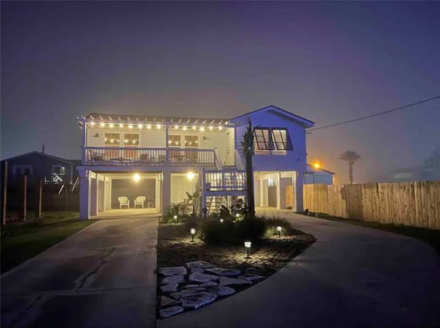 811 S Austin St, Rockport, TX 78382