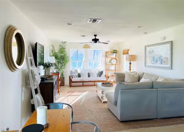 811 S Austin St, Rockport, TX 78382