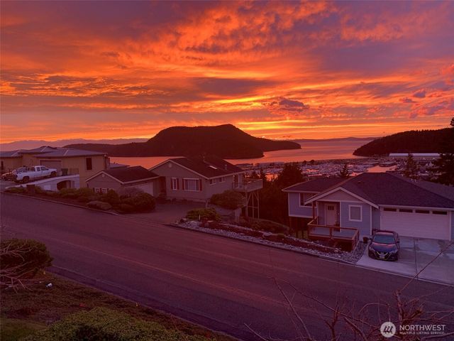 2017 Piper Circle, Anacortes, WA 98221