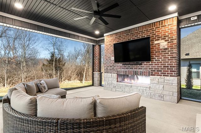 1100 Tower Park Drive, St Charles, MO 63304