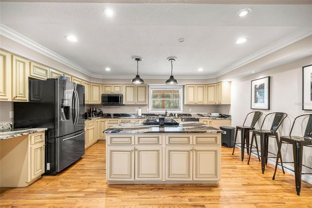 351 SEQUOIA DR, Ocklawaha, FL 32179