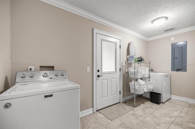 351 SEQUOIA DR, Ocklawaha, FL 32179