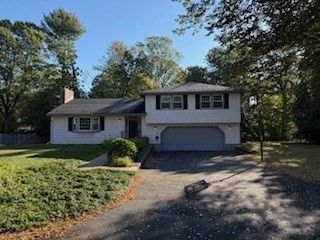 27 Lincoln Circle West 27, Andover, MA 01810