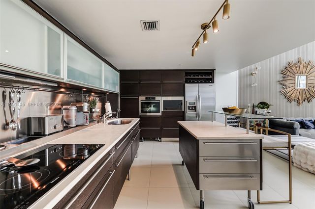 6000 Collins Ave 523, Miami Beach, FL 33140