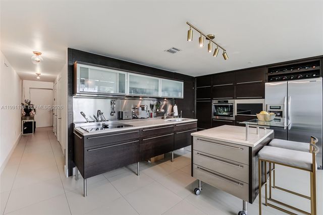 6000 Collins Ave 523, Miami Beach, FL 33140