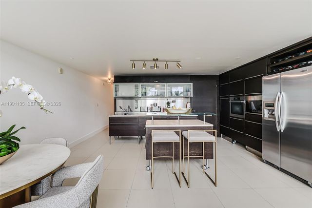 6000 Collins Ave 523, Miami Beach, FL 33140