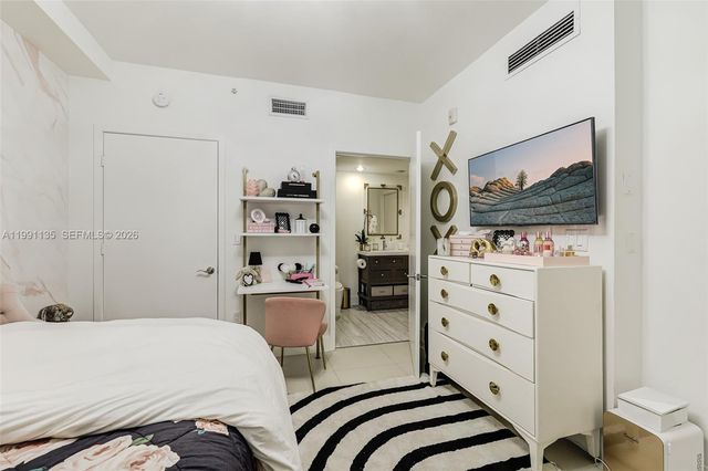 6000 Collins Ave 523, Miami Beach, FL 33140