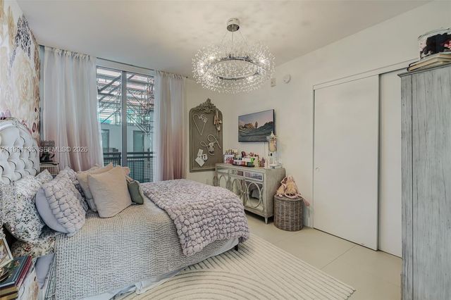 6000 Collins Ave 523, Miami Beach, FL 33140