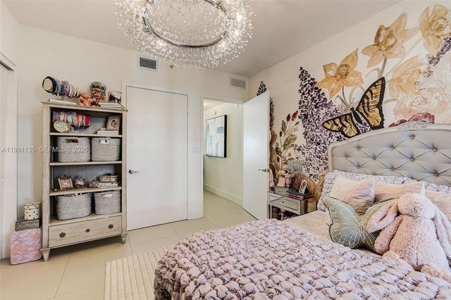 6000 Collins Ave 523, Miami Beach, FL 33140