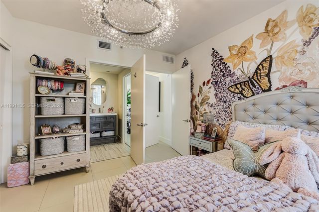 6000 Collins Ave 523, Miami Beach, FL 33140