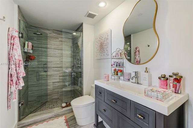 6000 Collins Ave 523, Miami Beach, FL 33140