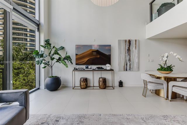 6000 Collins Ave 523, Miami Beach, FL 33140