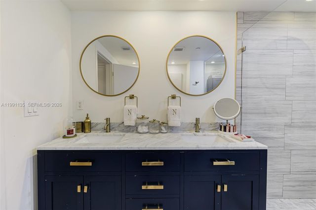 6000 Collins Ave 523, Miami Beach, FL 33140