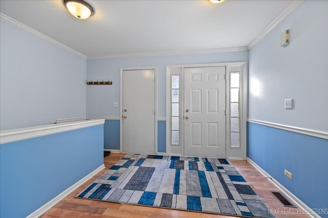 616 Briarwood Lane, Oswego, IL 60543