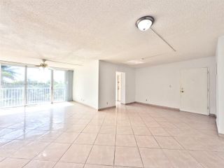 942 NE 199th St 3B, Miami, FL 33179