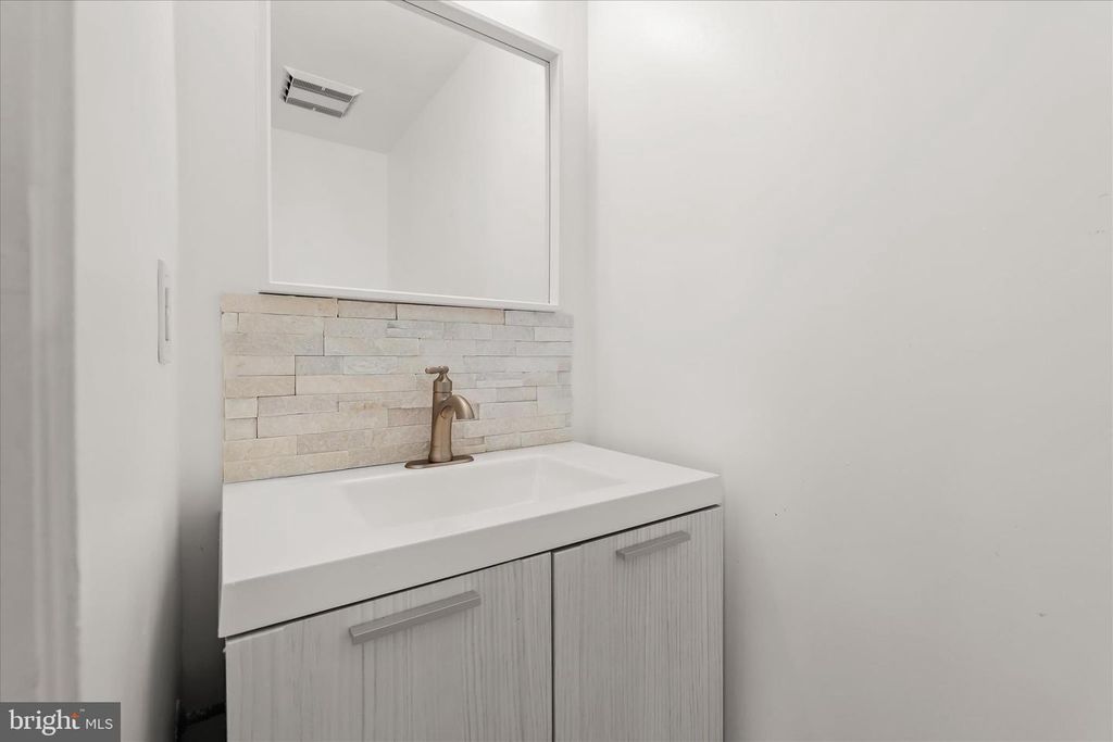 Image 116 of property listing at 11802 FARSIDE RD, Ellicott City, MD 21042