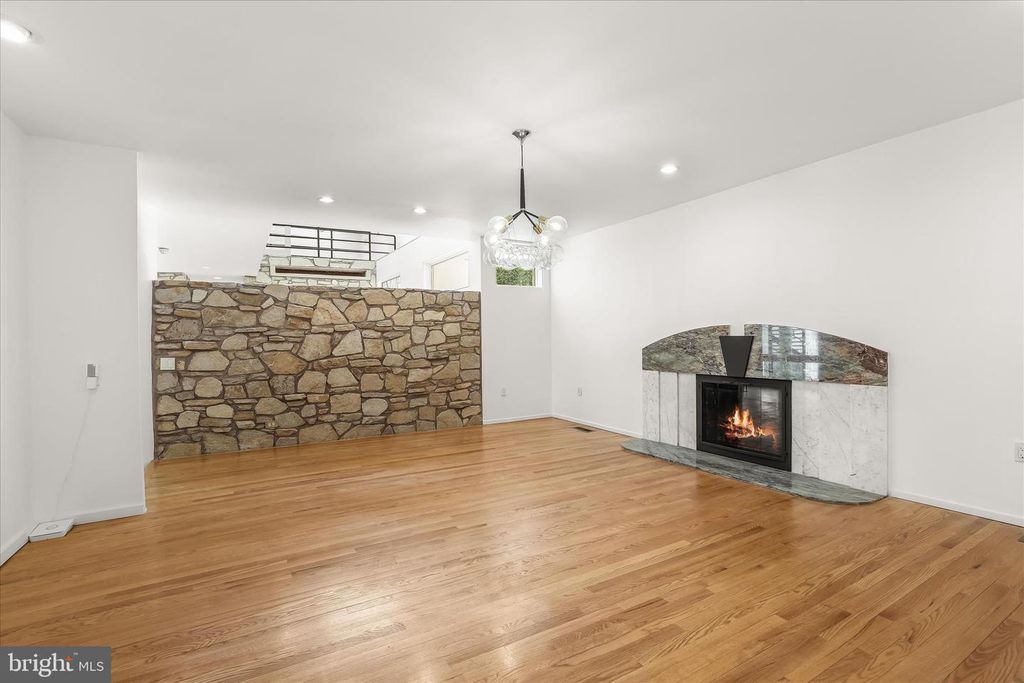 Image 15 of property listing at 11802 FARSIDE RD, Ellicott City, MD 21042