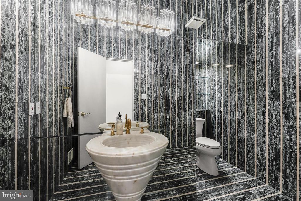 Image 16 of property listing at 11802 FARSIDE RD, Ellicott City, MD 21042