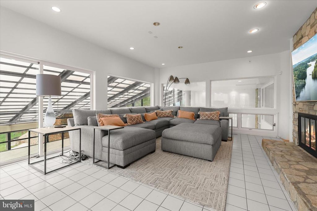 Image 24 of property listing at 11802 FARSIDE RD, Ellicott City, MD 21042