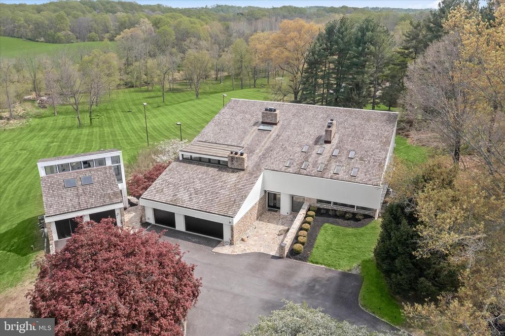 Image 3 of property listing at 11802 FARSIDE RD, Ellicott City, MD 21042