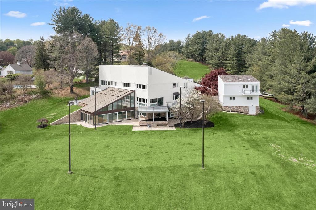 Image 4 of property listing at 11802 FARSIDE RD, Ellicott City, MD 21042